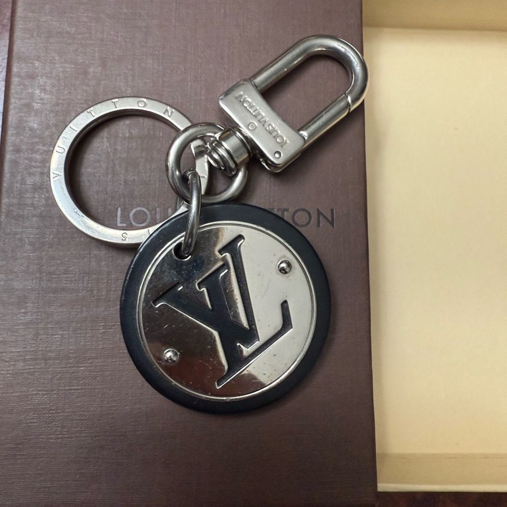 Used in great condition Louis Vuitton Silver and Black Keychain minor scratches
